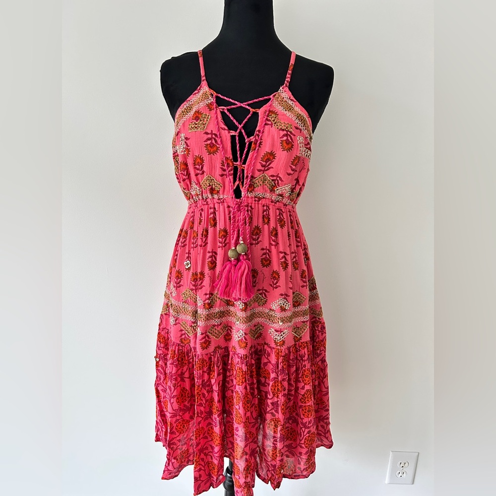 * Size: M
* Condition: Excellent, like new
* Color: Red
* Style: Boho, sundress